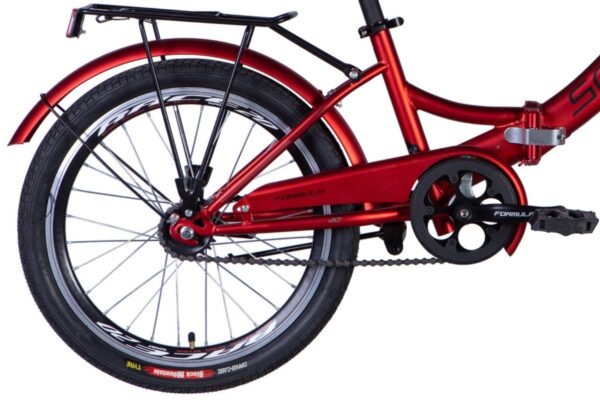 Punainen pyörä, taustalla jarrukalta ja ketju.