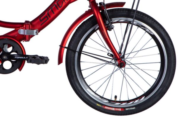 Punainen polkupyörän etupyörä ja runko