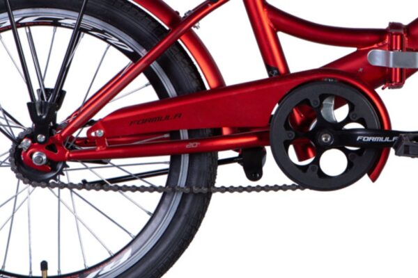Punainen polkupyörä, näkyy voimansiirto ja runko.