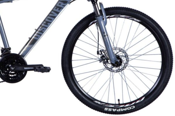 Vuoristo-polkupyörän etuosa ja rengas.