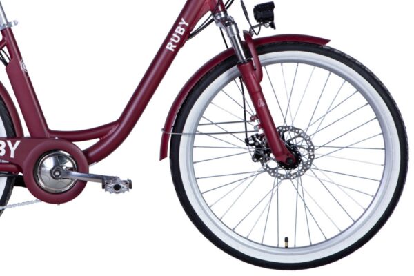 Punainen sähköpolkupyörä Ruby, kumpu ja rengas.