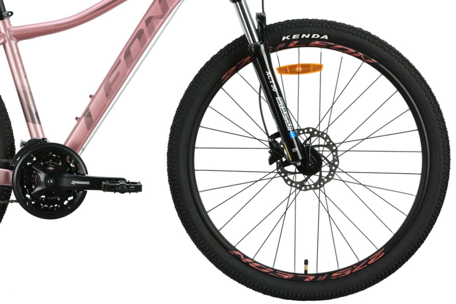 Vaaleanpunainen maastopyörä, etupyörä ja kampisarja.