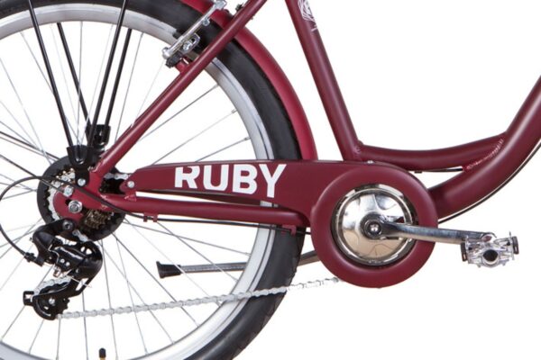 Punainen Ruby-polkupyörä, lähikuva ketjusta ja renkaasta.