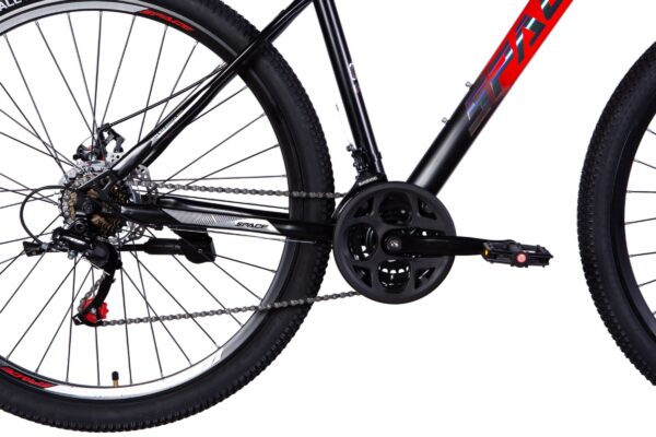 Mustan maastopyörän yksityiskohta