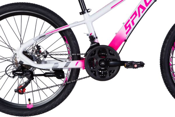 Vaaleanpunainen maastopyörä, takarengas ja rataskotelo.