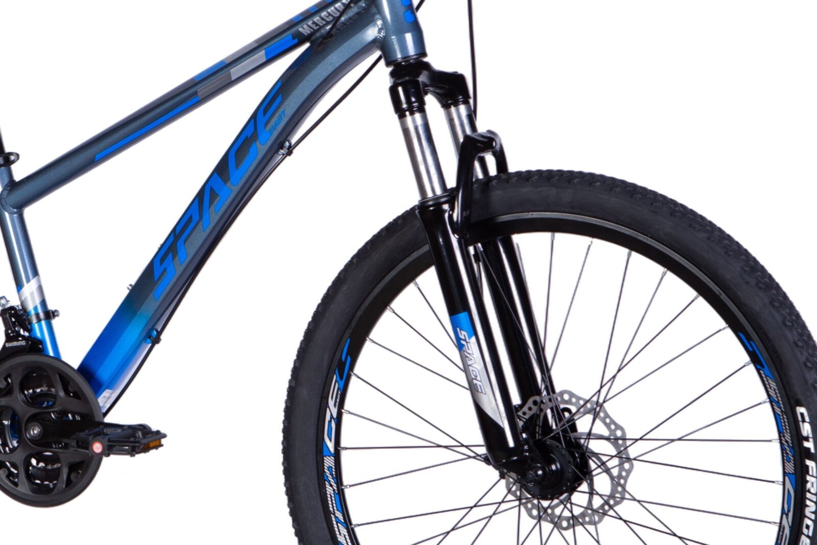 Sininen maastopyörä, näkyvissä etuosa ja pyörä.