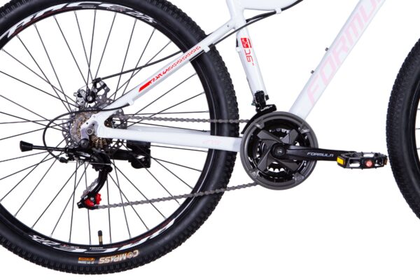 Valkoinen maastopyörä ja sen vaihteistot.