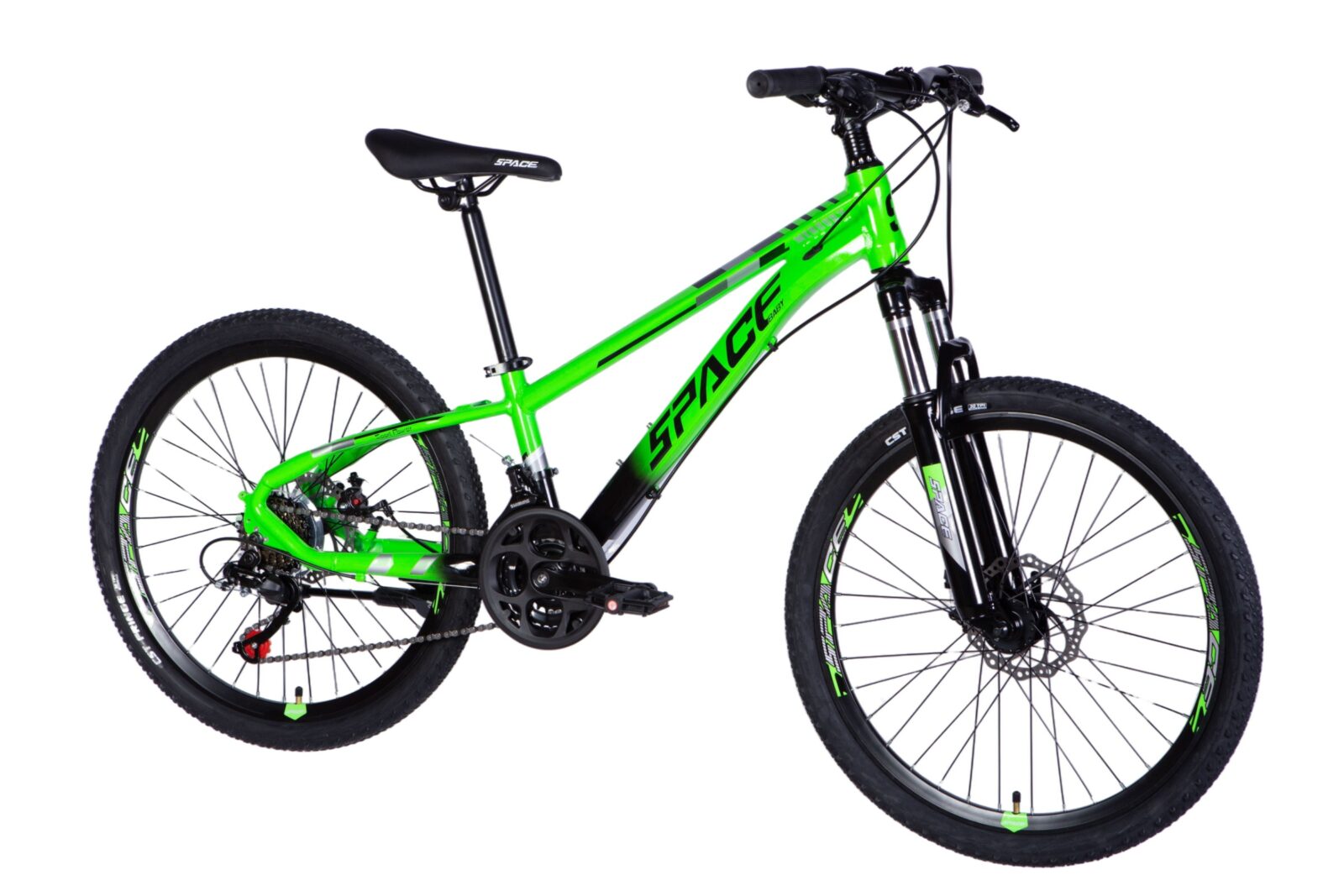 Vihreä maastopyörä valkoista taustaa vasten.