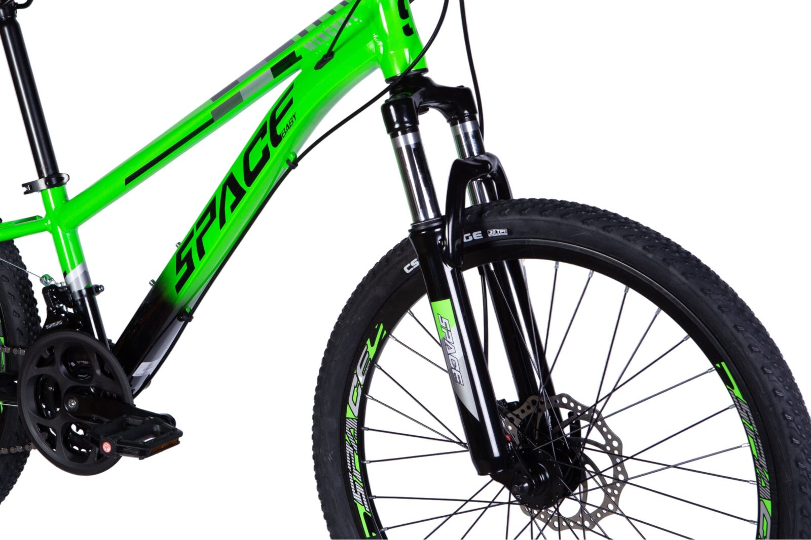 Vihreä maastopyörä, etuosa ja jarrut näkyvissä.
