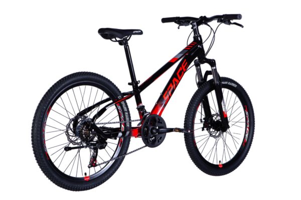 Mustapunan maastopyörä, jossa punaisia yksityiskohtia.