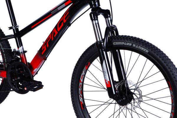 Musta ja punainen maastopyörä, terävät yksityiskohdat.