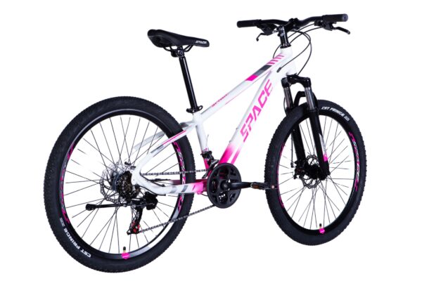 Vaaleanpunainen ja valkoinen maastopyörä