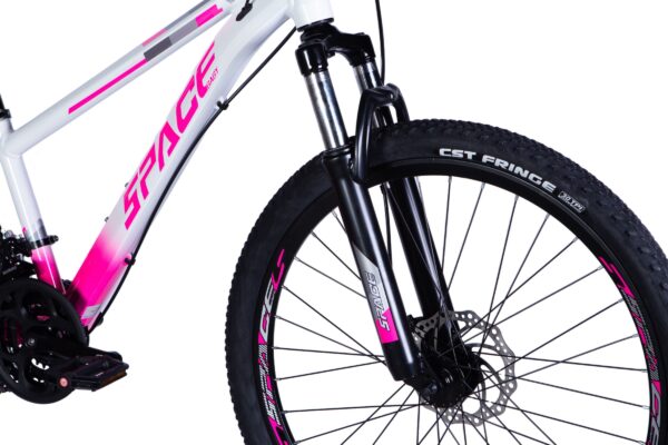 Valkoinen ja vaaleanpunainen maastopyörä