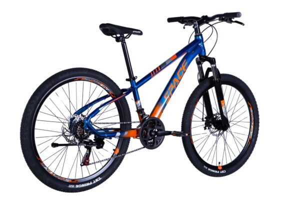 Värikäs maastopyörä sinisillä ja oransseilla yksityiskohdilla.
