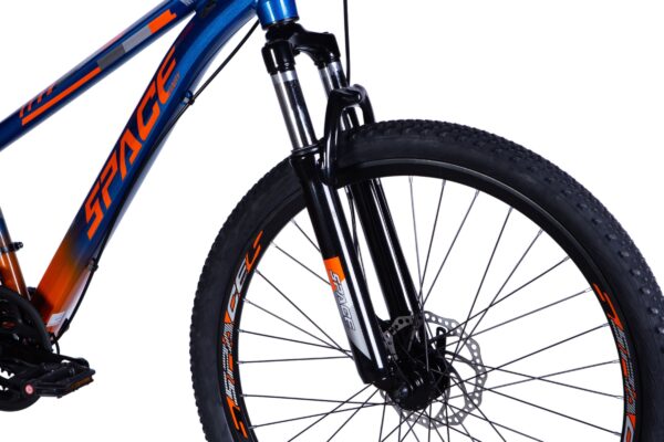 Mountainbike, etukiekon ja haarukan lähikuva.