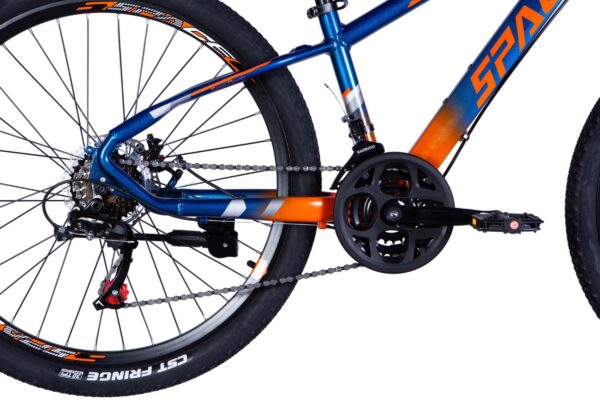 Kuvassa on sininen ja oranssi maastopyörä.