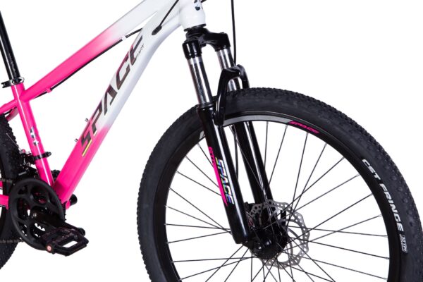 Pinkki maastopyörä edestä mustilla iskuvaimentimilla.