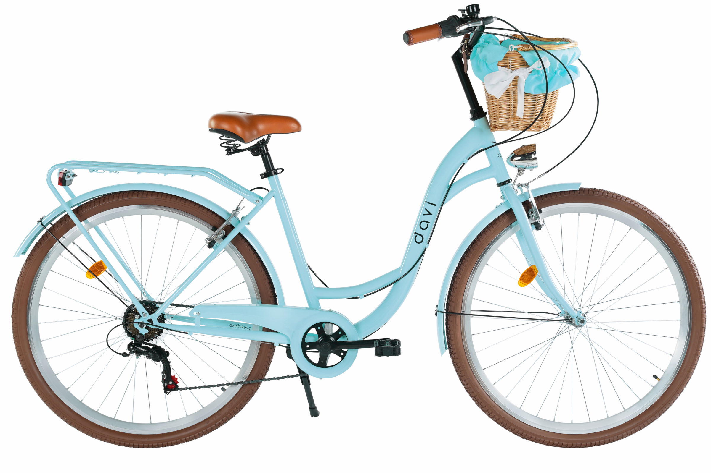 Vaaleansininen kaupunkipyörä korilla ja leveillä renkailla.