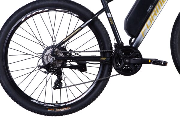 Musta sähköpyörä, takarengas ja poljinkammet näkyvät.