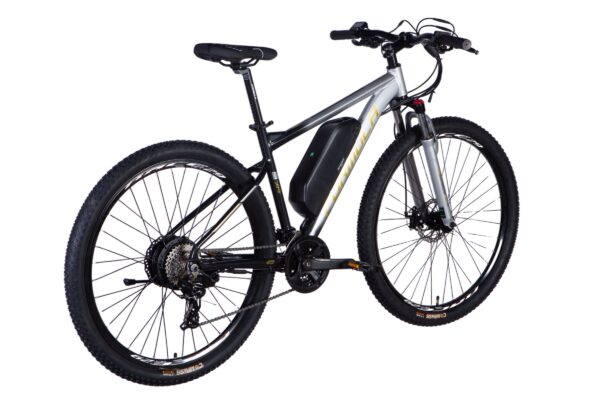 Sähkömaastopyörä hopealla rungolla ja mustilla renkailla.