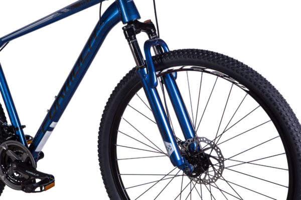 Sininen maastopyörä, etuosa ja rengas näkyvissä.