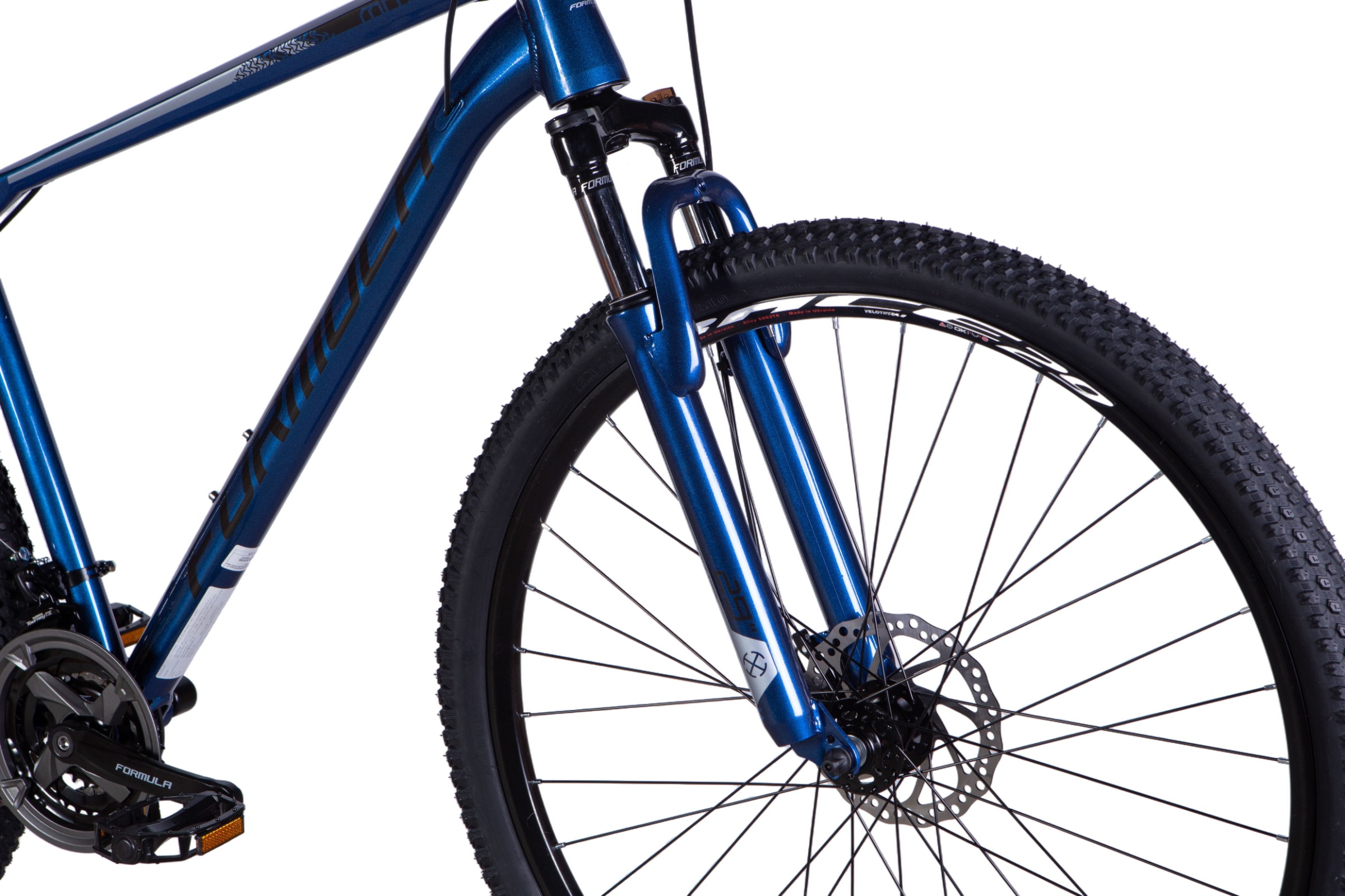 Sininen maastopyörä, etuosa ja rengas näkyvissä.