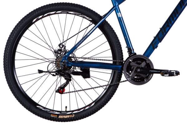 Sininen maastopyörä, innovatiivinen muotoilu ja varusteet.