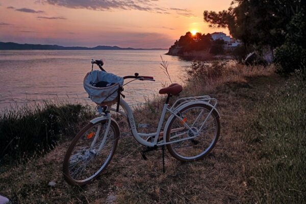 Polkupyörä rannalla auringonlaskun aikaan