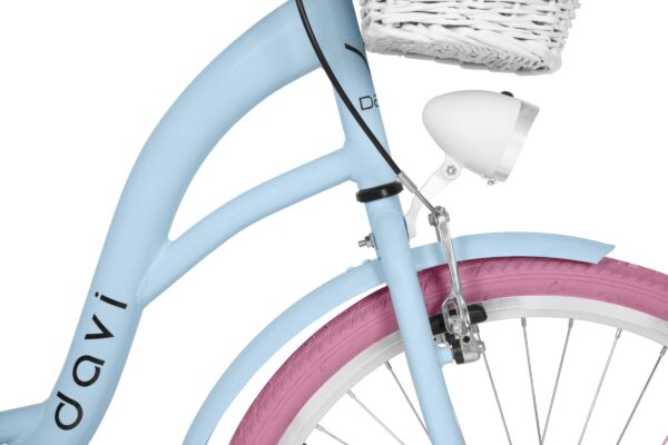 Vaaleansininen polkupyörä pinkeillä renkailla ja korilla.