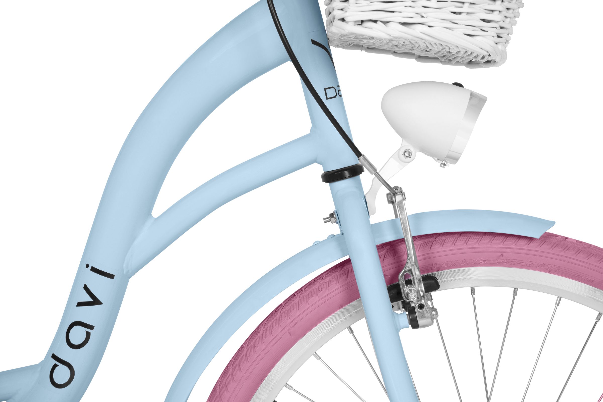 Vaaleansininen polkupyörä pinkeillä renkailla ja korilla.