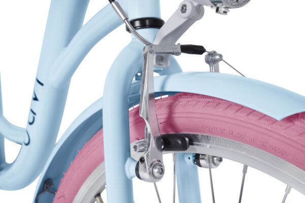 Vaaleansininen polkupyörä, vaaleanpunainen rengas, lähi kuva