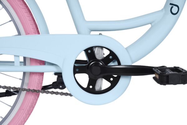 Vaaleansininen polkupyörän kampi ja pinkki rengas