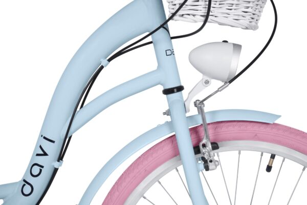 Vaaleansininen polkupyörä pinkeillä renkailla ja korilla.