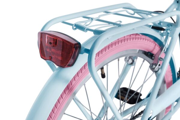 Vaaleansininen polkupyörä vaaleanpunaisilla renkailla ja takavalolla.