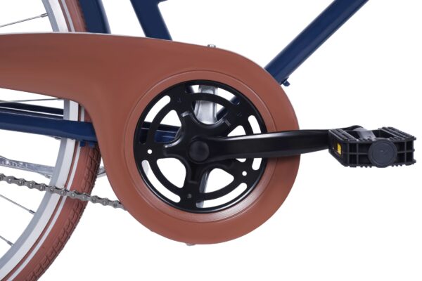 Polkupyörän kampi ja ketjusuoja lähikuvassa