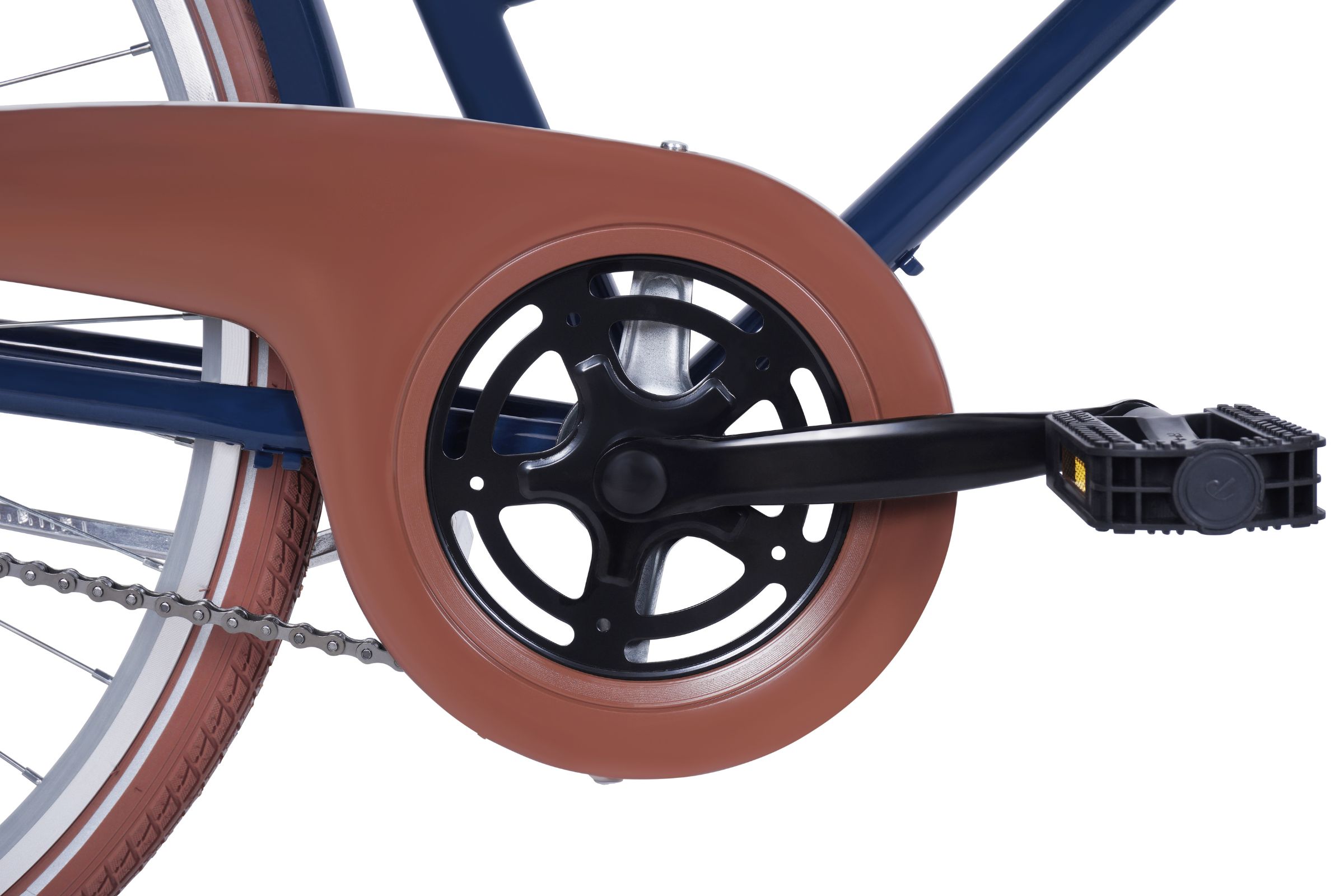 Polkupyörän kampi ja ketjusuoja lähikuvassa