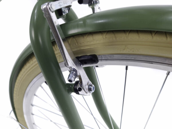 Vihreän pyörän jarrut ja rengas lähikuvassa