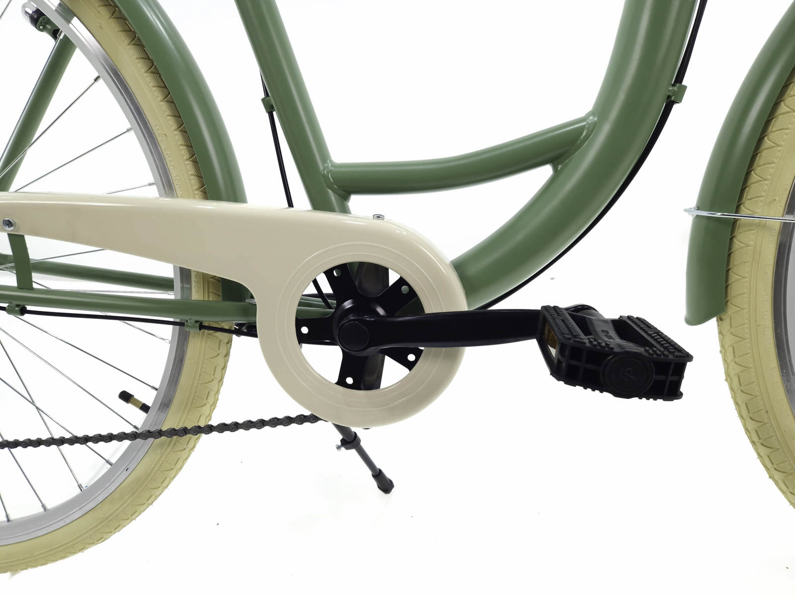 Vihreä pyörä, lähikuva ketjusta ja polkimesta.