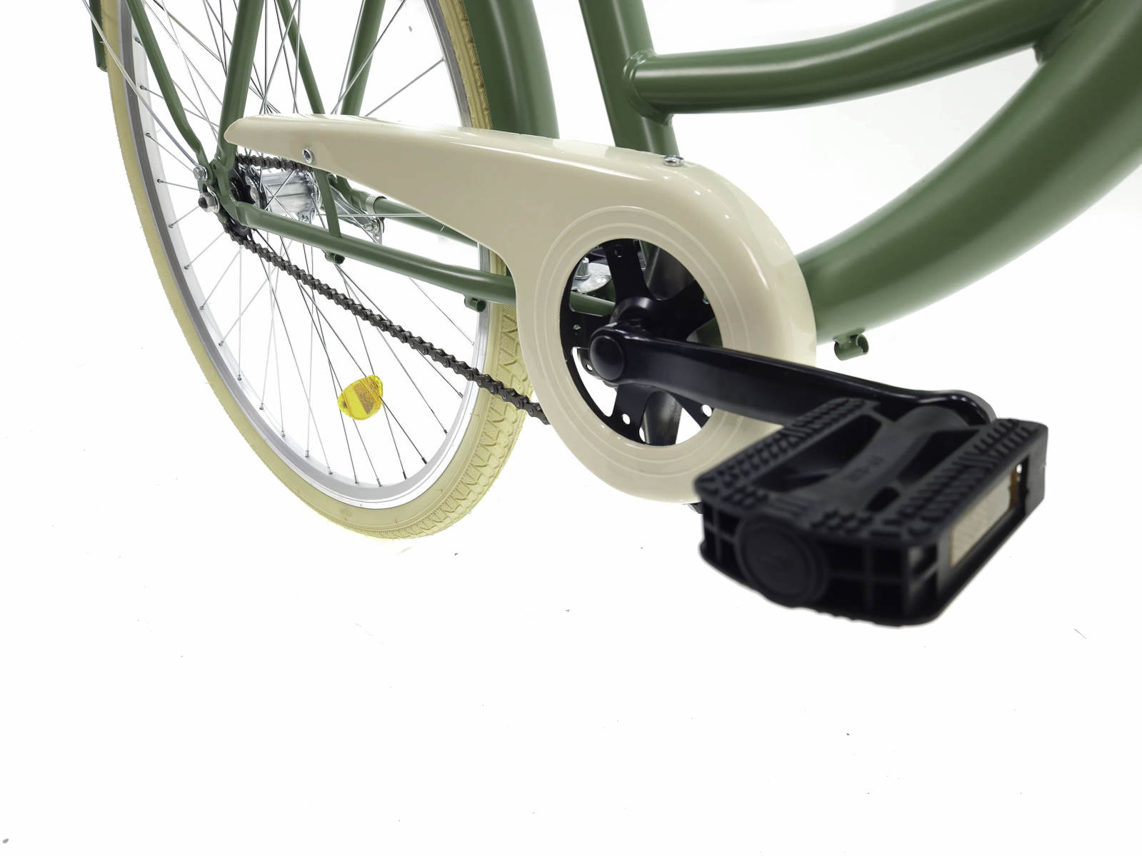 Vihreän pyörän kampi- ja ketjujärjestelmä lähikuvassa.