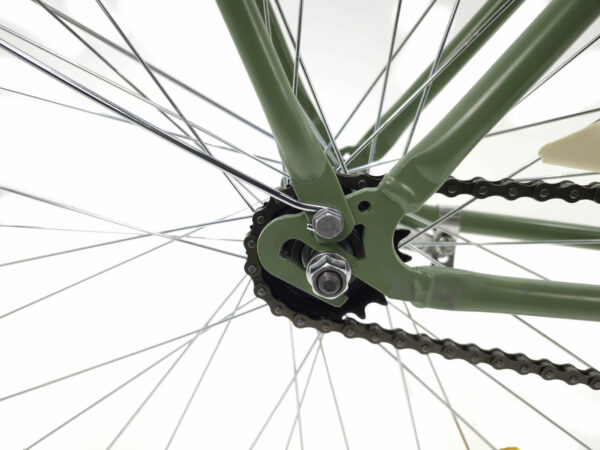 Vihreän pyörän takarengas ja ketju läheltä