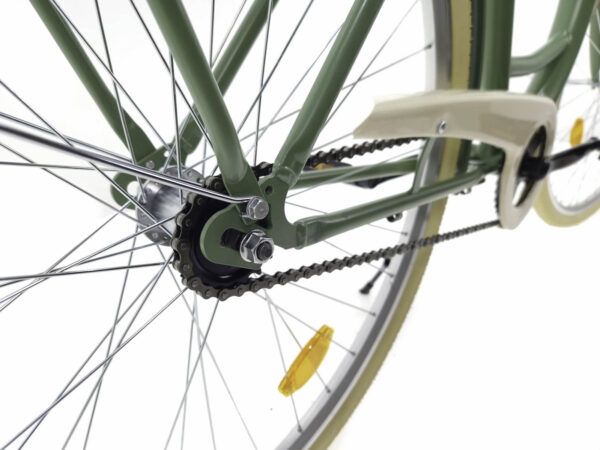 Lähikuva polkupyörän takapyörästä ja ketjusta