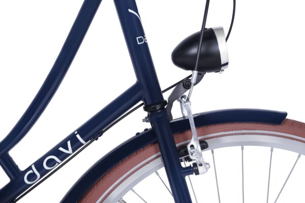 Tummansininen polkupyörä etujarrulla ja lampulla