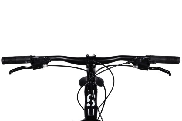 Mustat pyöränohjaajat etupuolelta kuvattuna.